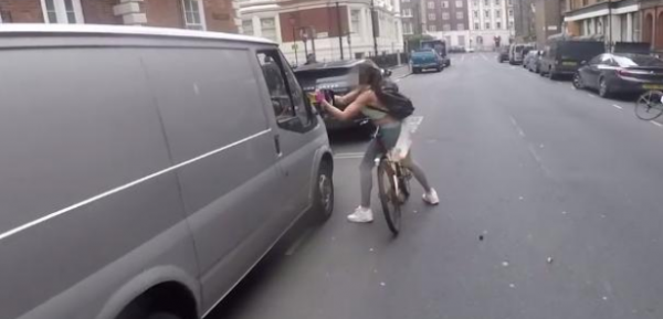 انتقام فتاة تقود درَّاجة من سائق تحرَّش بها