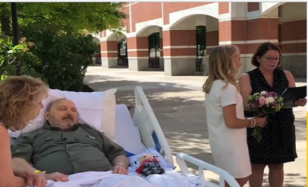 أب يحضر حفل زفاف ابنته على سرير المستشفى (فيديو)