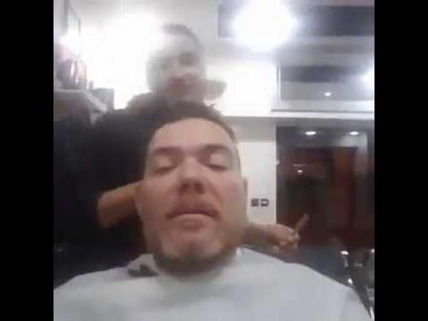 الميلودي يتحول إلى “محلل سياسي” ويحلل الخطاب الملكي من عند الحلاق‎