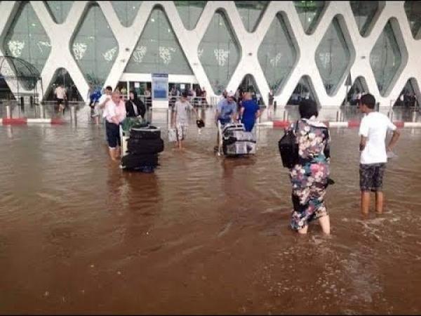 أمطار غزيرة تغرق مدينة مراكش في عز الصيف
