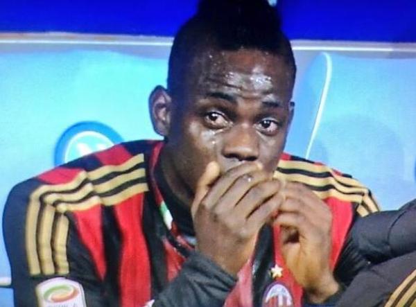 شاهد : بالوتيللي يبكي على مقاعد بدلاء ميلان