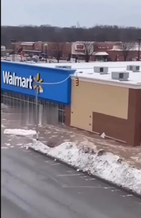 بالفيديو...فيضانات عارمة تجرف مركز تسوق في مدينة أمريكية