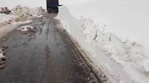 شاهد حجم الثلوج التي تساقطت بالقرب من مدينة تينغير