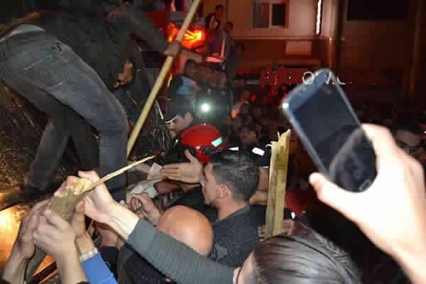 مقتل بائع متجول ارتمى داخل شاحنة لنقل الأزبال احتجاجا على حجز بضاعته