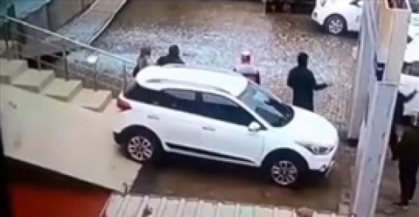 فتاة أرادت تجربة سيارة داخل معرض فتسببت بكارثة