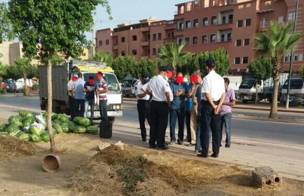 السلطات المحلية ببني ملال تشن حملة واسعة على الملك العام وتخلي  بائعي الفواكه والخضر من الشارع الرئيسي