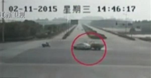 بالفيديو والصور.. «توك توك» ينجو من حادث تصادم بأعجوبة