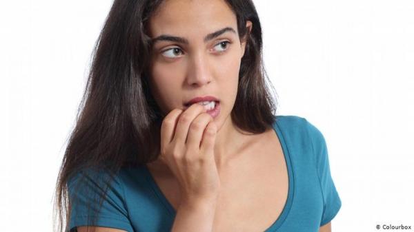 كيف يمكن لقضم الأظافر أن يعرضك للإصابة بـ "كورونا"؟