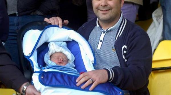 مشجع يصطحب طفله إلى الملعب بعد نصف ساعة من ولادته