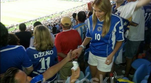 مشجع بوسني يتقدم بطلب زواج من حبيبته خلال اللقاء التاريخي مع الأرجنتين