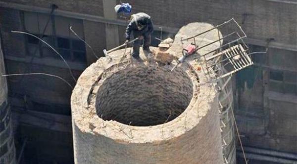 أصعب عمل في العالم :  شركة صينية توظف عاملاً واحداً لكي يهدم مبنى بالمطرقة