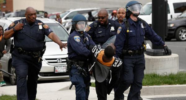 ضبط لصين بعد أن فقدا الوعي داخل سيارتهما في مسرح الجريمة