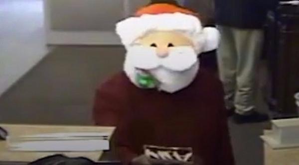 بالفيديو: لص يقدم حلوى الكريسماس لموظفي بنك قبل السطو عليه
