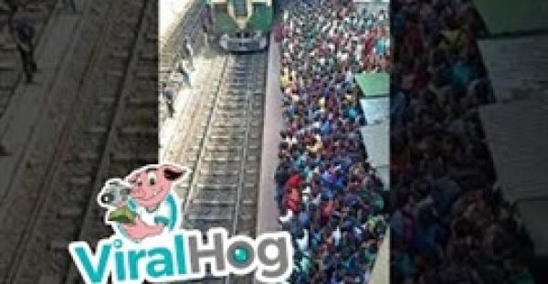 ازدحام رهيب لركاب في انتظار قطار بالهند (فيديو)