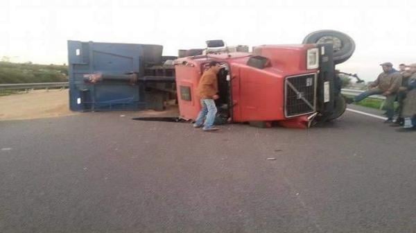 انقلاب شاحنة محملة بالرمال في الطريق السيار بين الرباط و البيضاء 