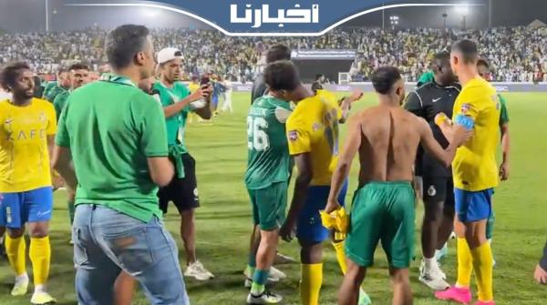 رونالدو يحرج لاعبا رجاويا بطريقة أثارت جدلا على مواقع التواصل الاجتماعي