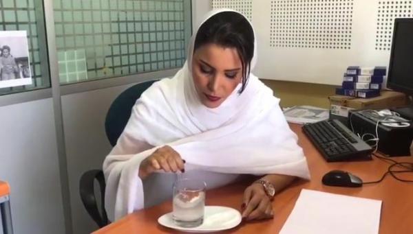 مذيعة بدوزيم تشرب الماء المالح تضامنا مع أسرى فلسطين