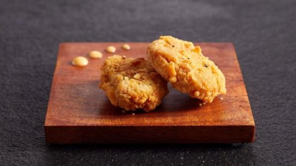 بدء تقديم لحم دجاج مصنوع مخبريا في سنغافورة في سابقة غذائية تاريخية