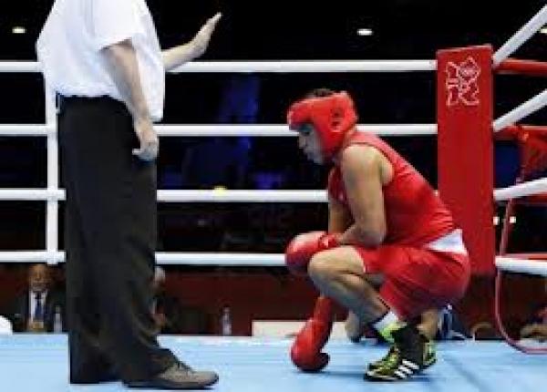 الملاكمة المغربية: ملاكم يضرب حكما على رأسه بكرسي حديدي