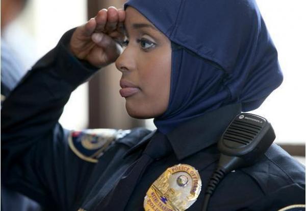 بعد واقعة الـ"بوركيني" ، كندا تشرعن ارتداء الحجاب في مؤسساتها العسكرية‏