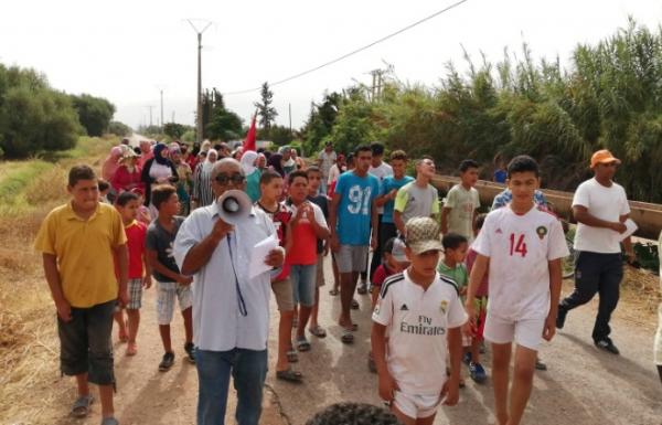 بالفيديو... مسيرة احتجاجية على الأقدام مطالبها اجتماعية والمحتجون يرفعون شعارات قوية