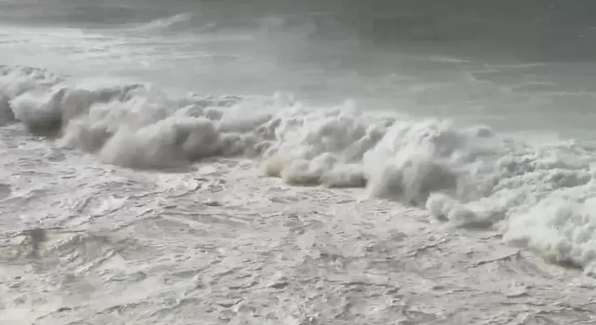 أمواج عاتية وسط أجواء ممطرة...هكذا تبدو سواحل الدار البيضاء خلال عاصفة "جانا"