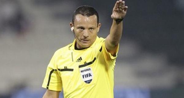 الجزائري حيمودي أحسن حكم عربي لسنة 2012 و المغربي عشيق ثانيا في جائزة أفضل مساعد