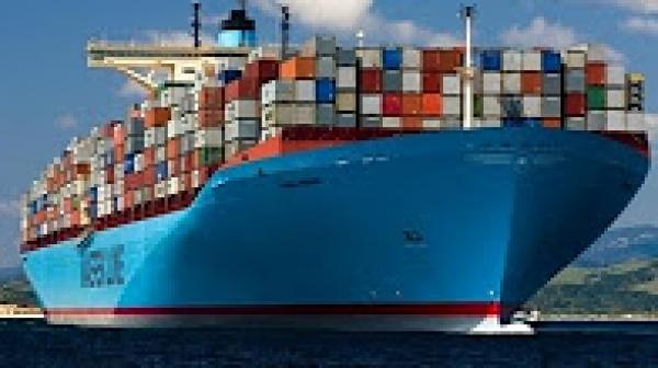 رسو أكبر سفينة في العالم لنقل الحاويات بميناء طنجة