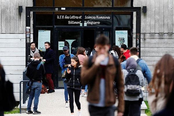 يهم الطلبة المغاربة .. فرنسا تضع هذه الخدمة لطلب تصاريح الإقامة