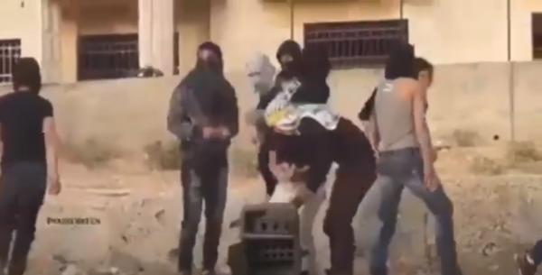 شباب فلسطينيون يتمكنون من الاستيلاء على حقيبة مملوءة بقنابل الغاز ويستعملونها ضد جنود إسرائيليين