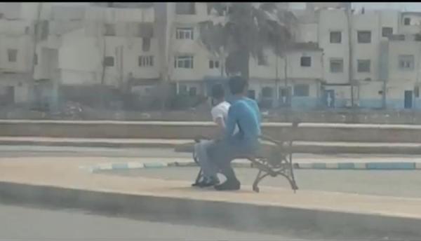 لن تصدق كيف سرق شابان كرسيا حديديا كبيرا بكورنيش مرتيل