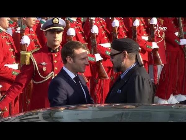 لحظة وصول الملك والرئيس الفرنسي إلى محطة الرباط أكدال على متن البراق‬