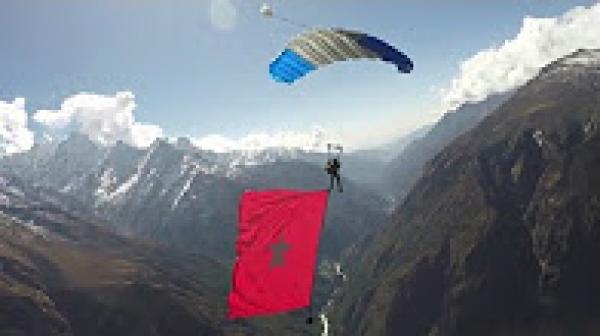 شاهد علم المغرب فوق أعلى جبال العالم بعد قفزة مظلي مغربي