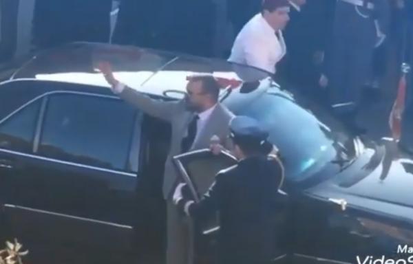 الملك محمد السادس يخرج من سيارته لتحية ساكنة ايت ملول