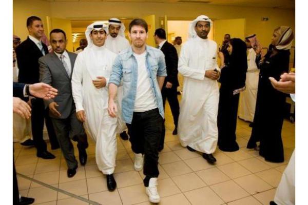 ميسي  يتلقى موسوعة اسلامية هدية