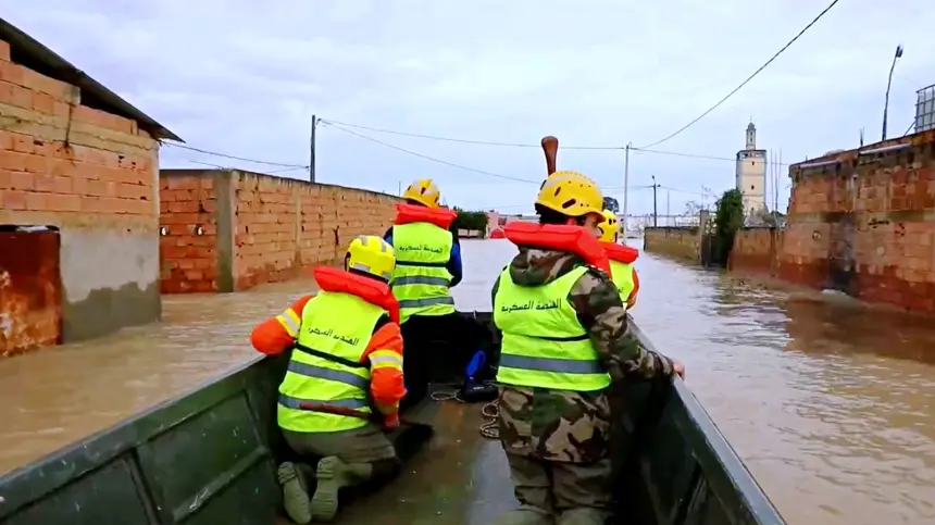 فرق الهندسة العسكرية للقوات المسلحة الملكية تتدخل لإجلاء مواطنين بالحوافات ضواحي إقليم سيدي قاسم