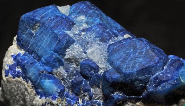اكتشاف أكبر حجر ياقوت أزرق طبيعي في العالم
