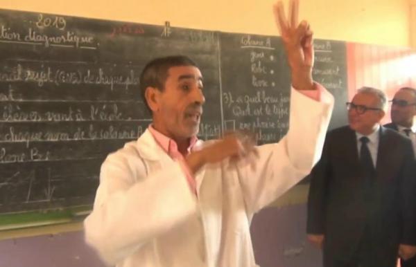 شاهد .. تفاعل رائع بين أستاذ مقبل على التقاعد وتلامذته