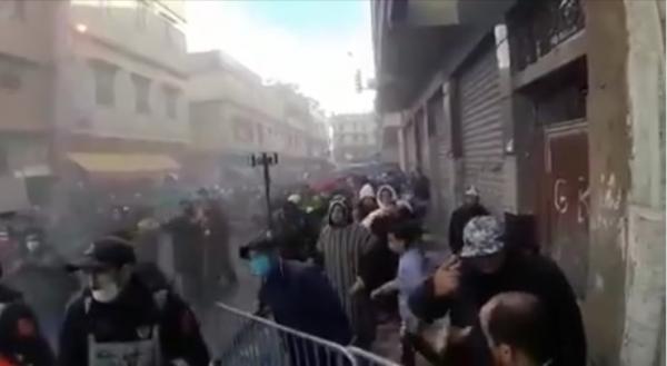 لحظة انهيار منزل مجاور للمنزل الذي سقط صباح بالحي المحمدي بدرب مولاي الشريف