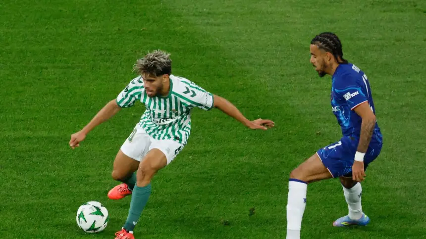 تشيلسي يقلب الطاولة على ريال بيتيس ويتوّج بلقب دوري المؤتمر.. والزلزولي يسجّل ويغادر مصابًا