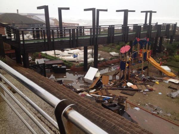 بالصور ....امواج عالية ضربت مدن الساحل الأطلسي و خسائر مادية جسيمة