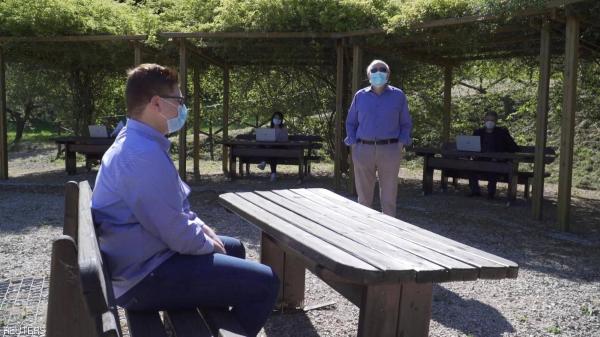 طلاب وأساتذة في ايطاليا يجرون الامتحانات وسط أشجار الزيتون