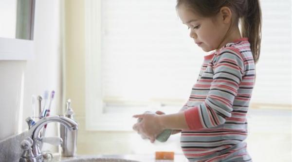 كم عدد المرات يجب على الطفل غسل يديه في اليوم؟