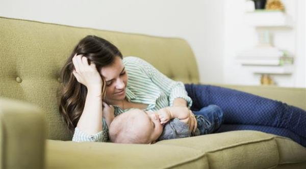 دراسة: النوم مع الرضيع يُعرّضه لخطر الموت المفاجئ