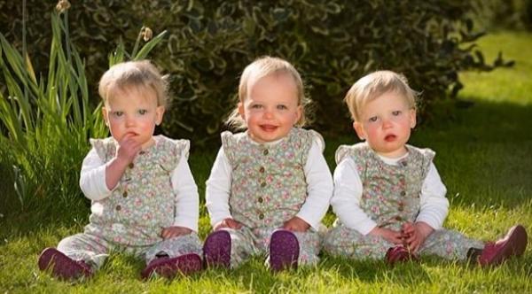 3 توائم حملت بهن والدتهنّ بفارق أسبوعين