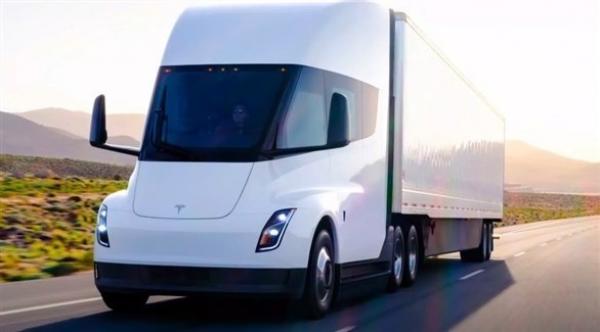 ماسك يشرع في إنتاج شاحنات "تسلا سيمي" الكهربائية