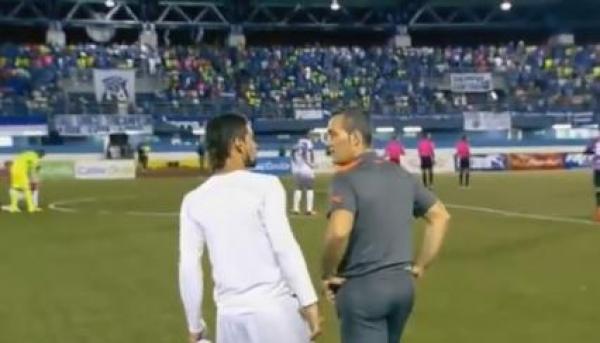 لاعب بنمي يعتدي على مدربه بعد خسارة فريقه