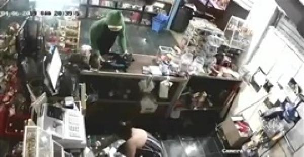 محاولة سرقة تنقلب على صاحبها (فيديو)