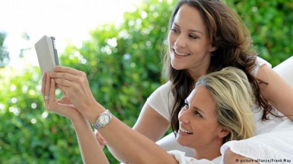 دراسة: نساء يتسلقن السلم الاجتماعي بسيلفي مثير