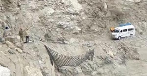 حافلة تنجح في عبور مسلك جبلي يحبس الانفاس (فيديو)